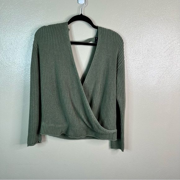 Moon & Madison Green Open V Neck Sweater Size Medium - Picture 2 of 7